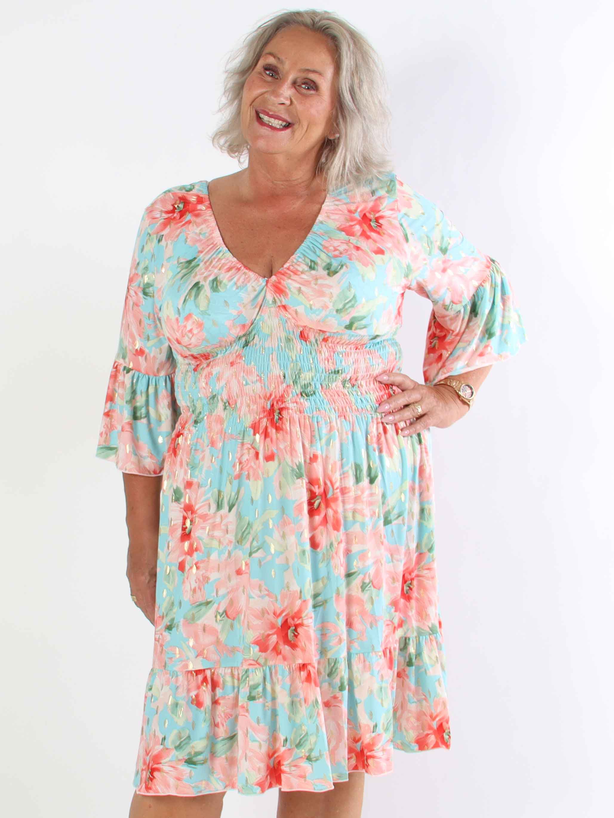 Flora Flower - Blommig plus size klänning med resår och volang på ärmen